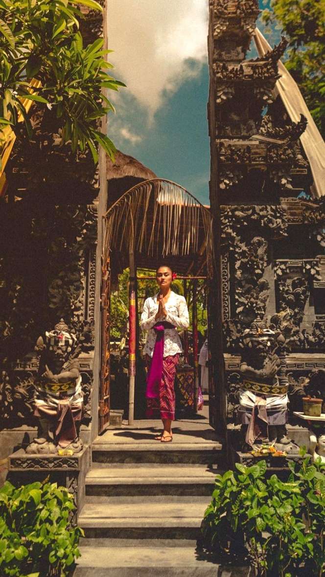 Gaya Elegan Agnez Mo dalam Balutan Kebaya Cheongsam, Glamor!