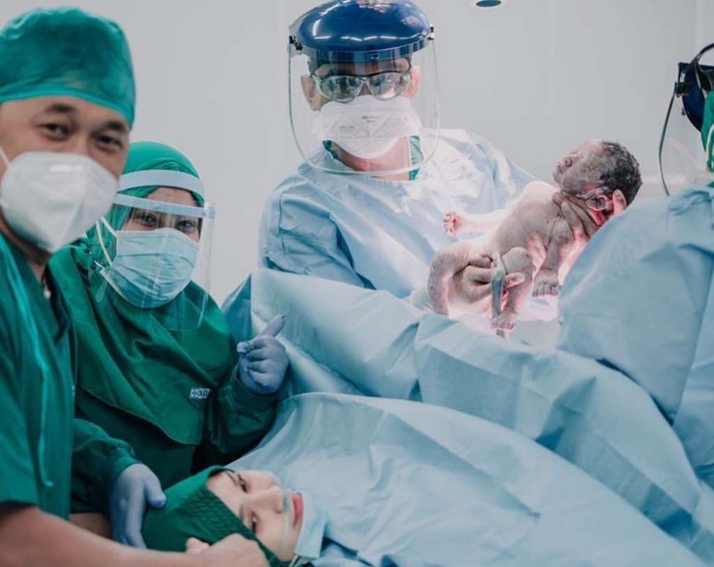 Momen Haru Detik-detik Zaskia Mecca Lahirkan Anak Kelima