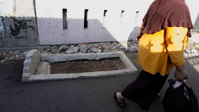 Misteri Kuburan Tua 'Jawara Betawi' di Tengah Jalan Pisangan