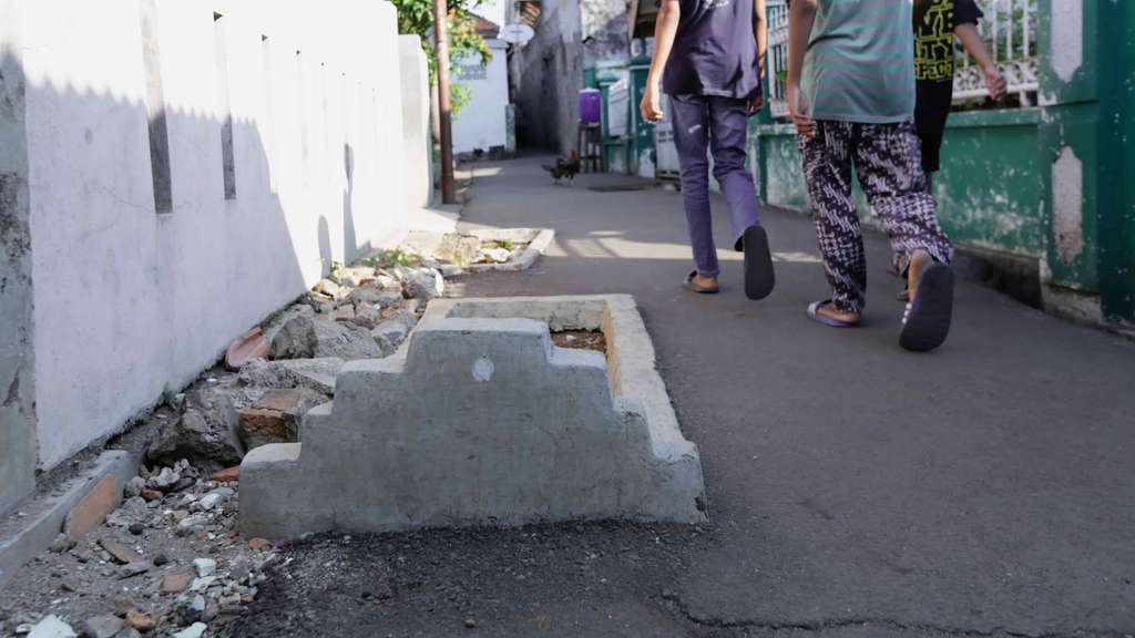 Misteri Kuburan Tua 'Jawara Betawi' di Tengah Jalan Pisangan