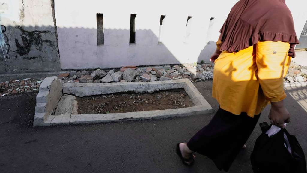 Misteri Kuburan Tua 'Jawara Betawi' di Tengah Jalan Pisangan