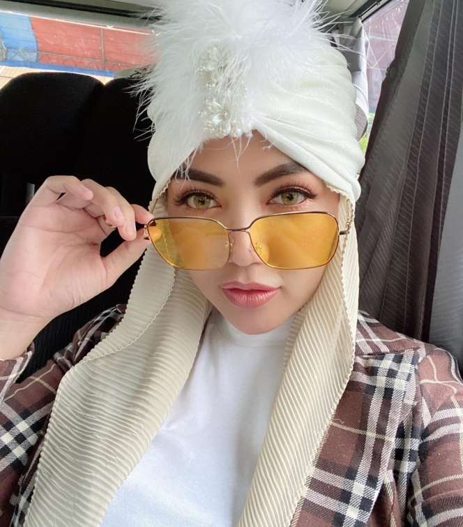 Nyentrik Abis! Gaya Hijab Unik Bella Shofie