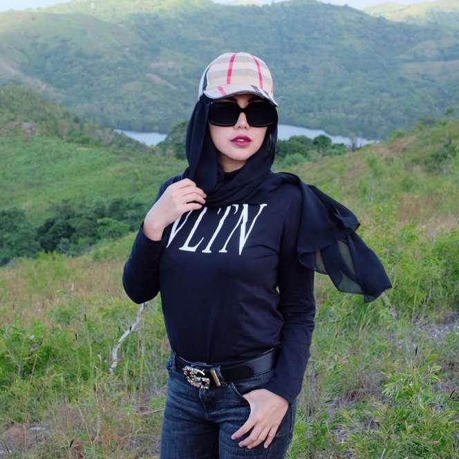 Nyentrik Abis! Gaya Hijab Unik Bella Shofie