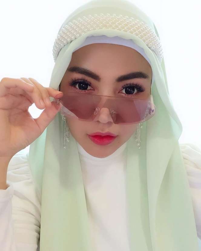 Nyentrik Abis! Gaya Hijab Unik Bella Shofie