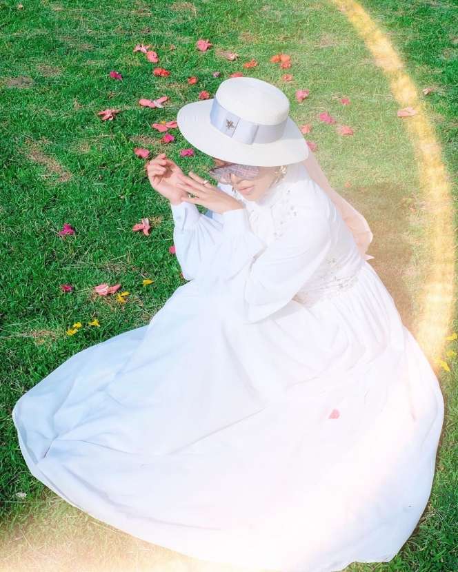 Nyentrik Abis! Gaya Hijab Unik Bella Shofie
