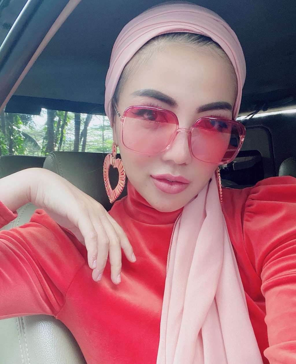 Nyentrik Abis! Gaya Hijab Unik Bella Shofie