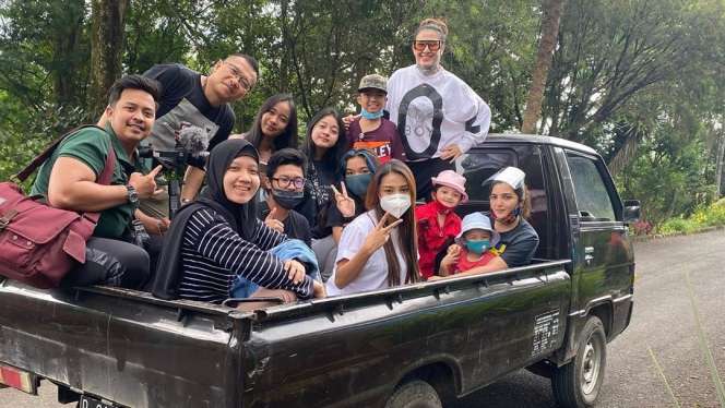 Seru! Momen Gokil Keluarga Anang Hermansyah Liburan Naik Pikap