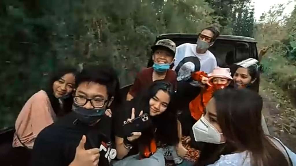 Seru! Momen Gokil Keluarga Anang Hermansyah Liburan Naik Pikap