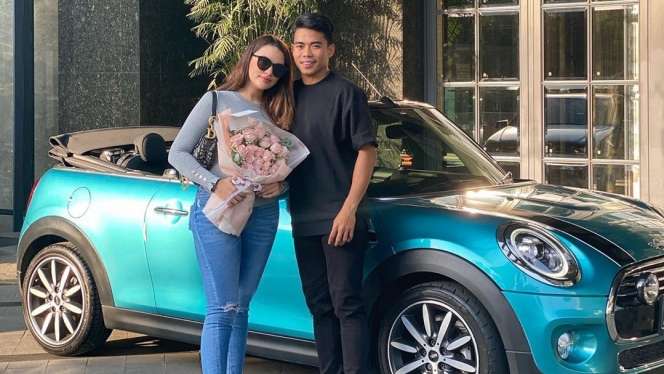 FOTO: Kado Mini Cooper & 4 Momen Mesra Sarah Ahmad-Nurhidayat