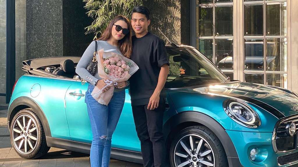 FOTO: Kado Mini Cooper & 4 Momen Mesra Sarah Ahmad-Nurhidayat