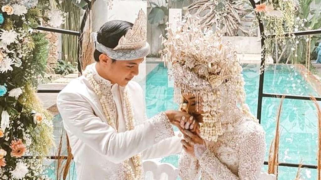 Syahdu Banget! 5 Potret Pernikahan Dinda Hauw dan Rey Mbayang