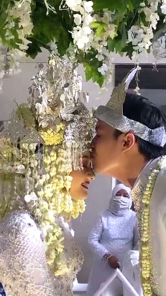 Syahdu Banget! 5 Potret Pernikahan Dinda Hauw dan Rey Mbayang
