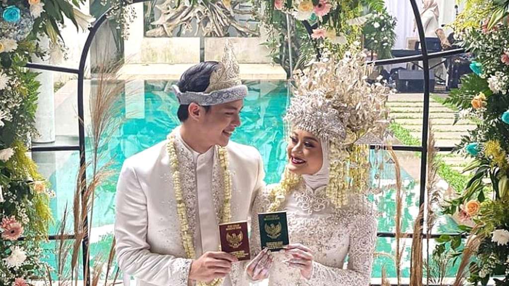 Syahdu Banget! 5 Potret Pernikahan Dinda Hauw dan Rey Mbayang