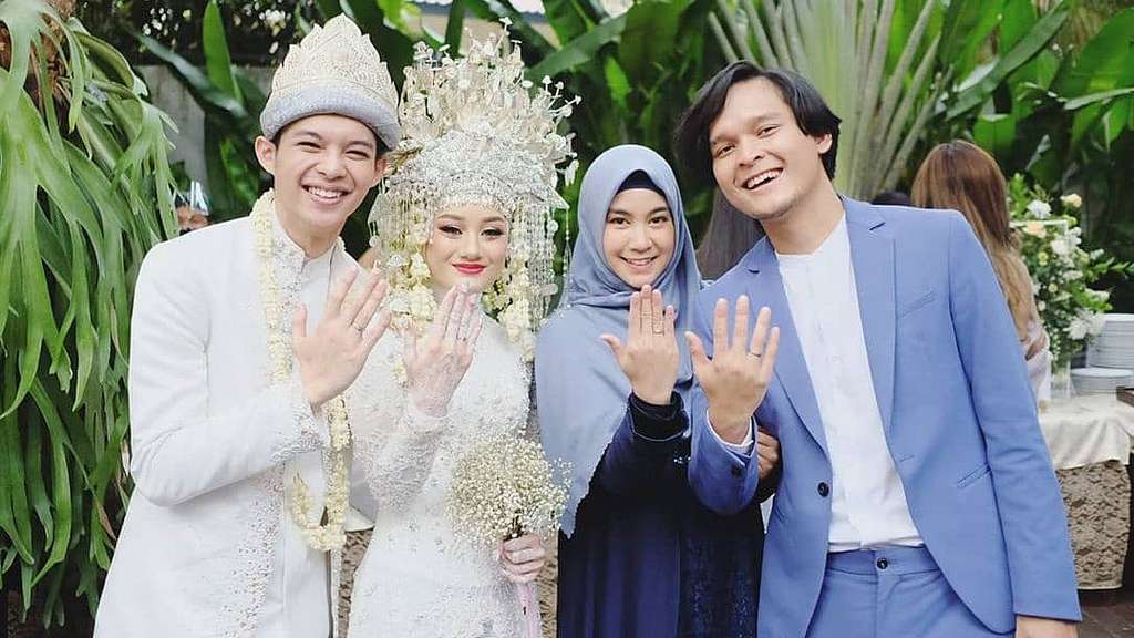 Syahdu Banget! 5 Potret Pernikahan Dinda Hauw dan Rey Mbayang