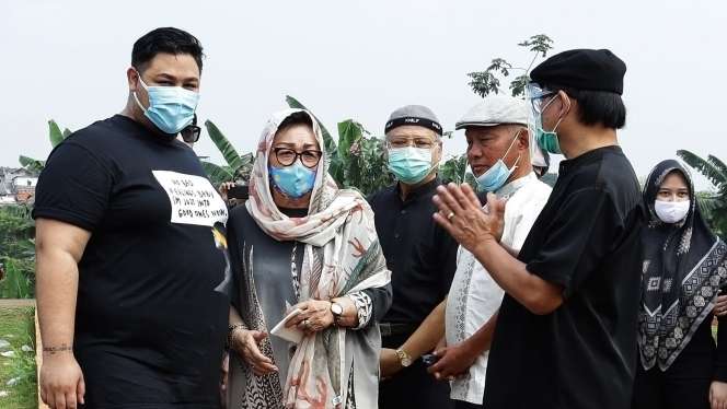 Potret Ketegaran Ivan Gunawan di Pusara Sang Ayah