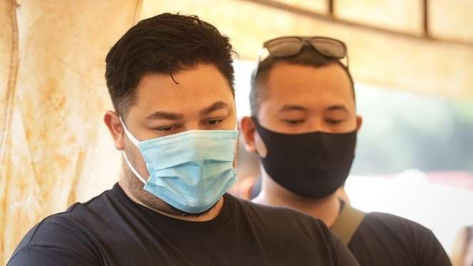 Potret Ketegaran Ivan Gunawan di Pusara Sang Ayah