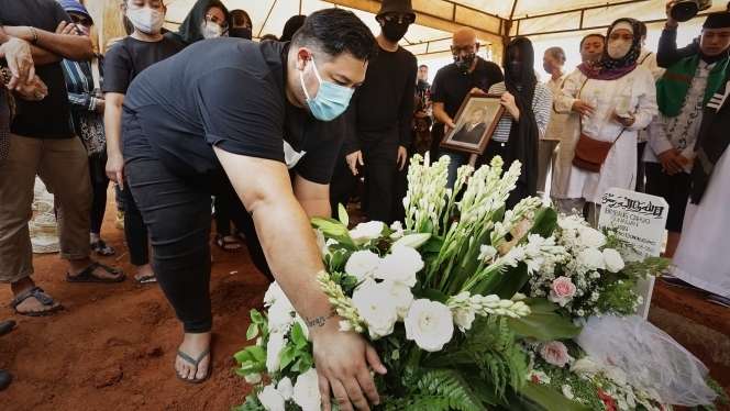 Potret Ketegaran Ivan Gunawan di Pusara Sang Ayah