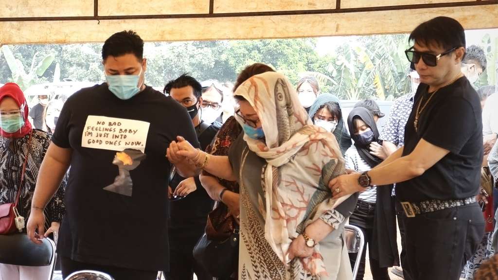 Potret Ketegaran Ivan Gunawan di Pusara Sang Ayah