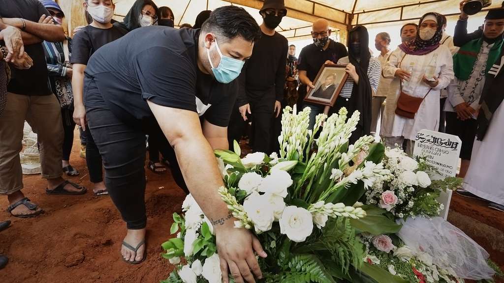 Potret Ketegaran Ivan Gunawan di Pusara Sang Ayah