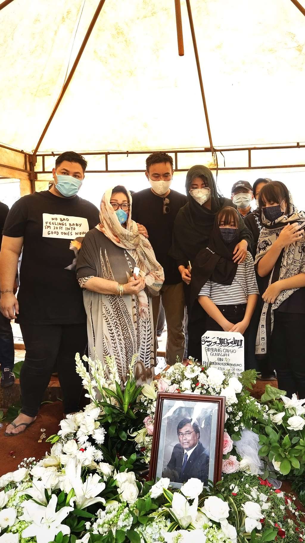 Potret Ketegaran Ivan Gunawan di Pusara Sang Ayah