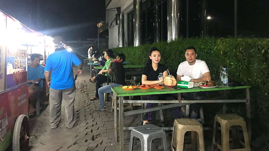 Mengintip Gaya Makan Malam Zaskia Gotik dan Suami di Kaki Lima