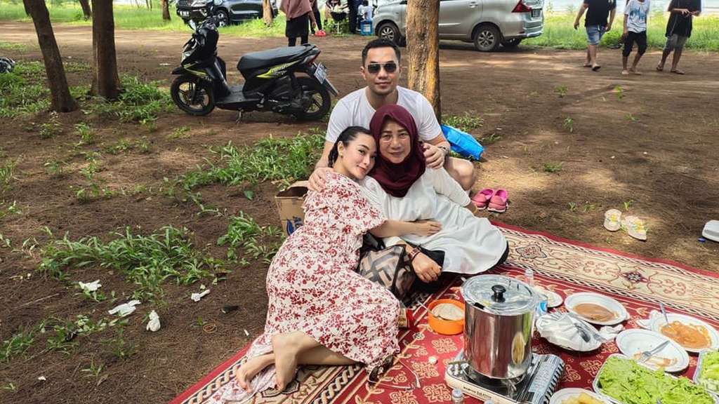 Mengintip Gaya Makan Malam Zaskia Gotik dan Suami di Kaki Lima