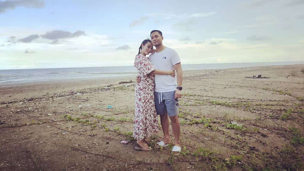 Mengintip Gaya Makan Malam Zaskia Gotik dan Suami di Kaki Lima