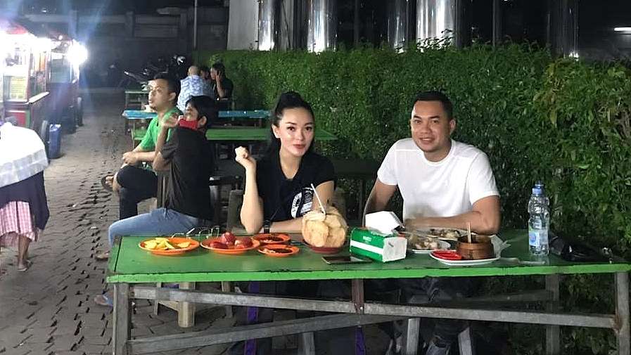 Mengintip Gaya Makan Malam Zaskia Gotik dan Suami di Kaki Lima