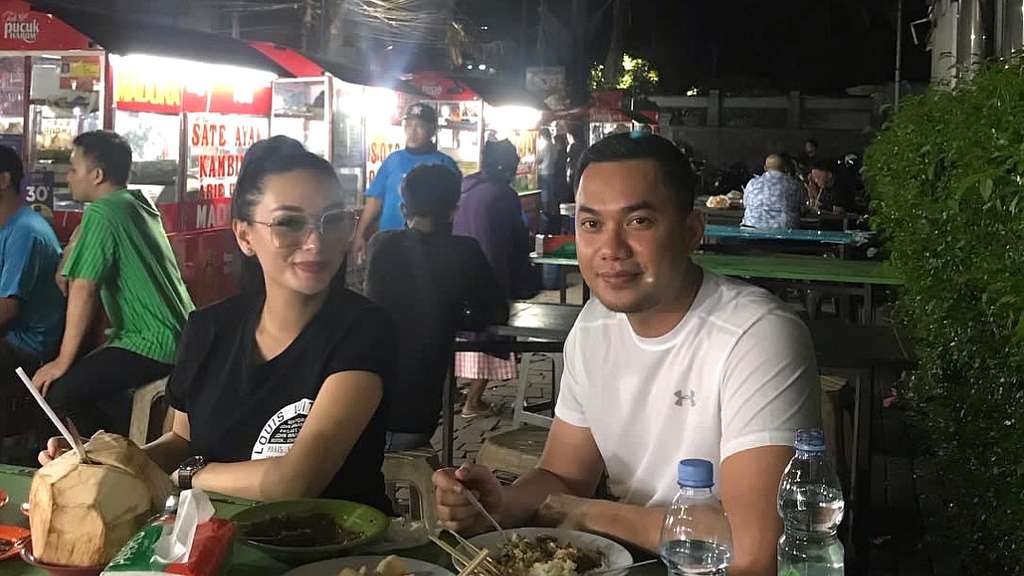 Mengintip Gaya Makan Malam Zaskia Gotik dan Suami di Kaki Lima