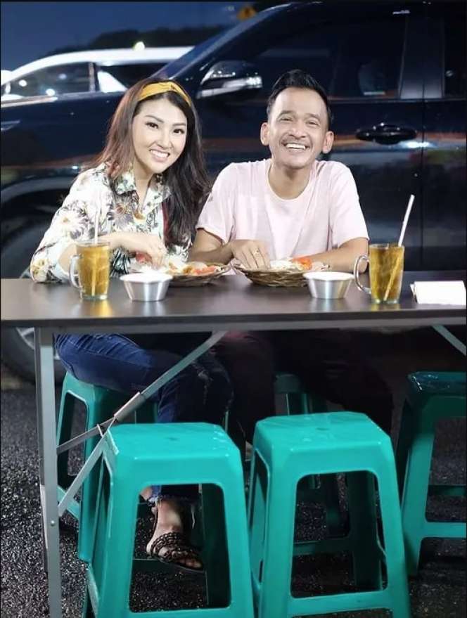 Bergelimang Harta, 5 Seleb Ini Tak Malu Makan di Pinggir Jalan