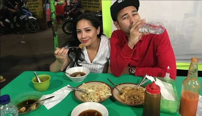 Bergelimang Harta, 5 Seleb Ini Tak Malu Makan di Pinggir Jalan