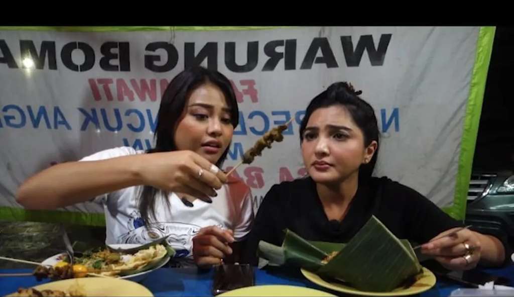 Bergelimang Harta, 5 Seleb Ini Tak Malu Makan di Pinggir Jalan