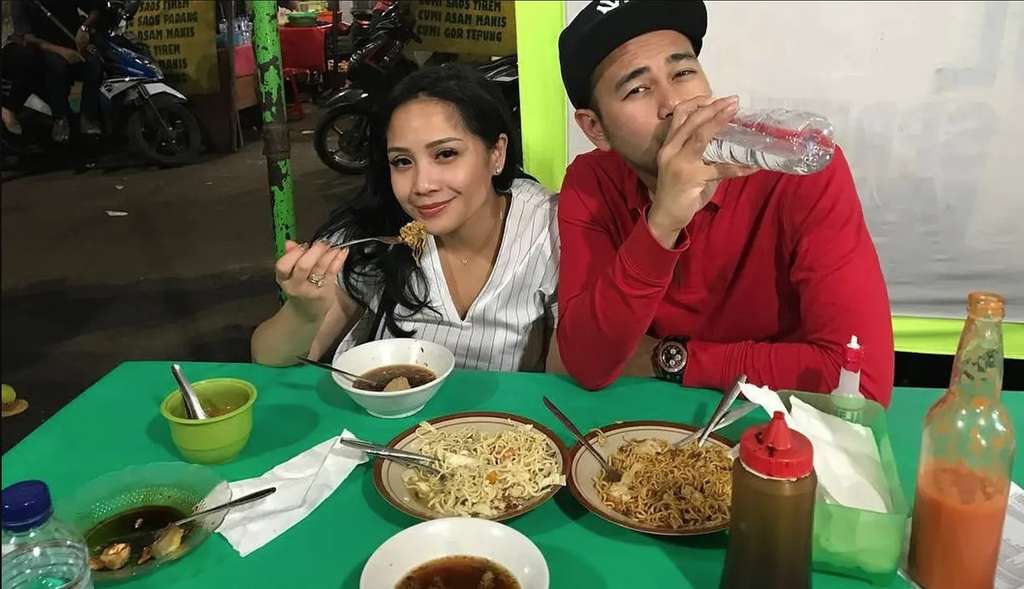 Bergelimang Harta, 5 Seleb Ini Tak Malu Makan di Pinggir Jalan