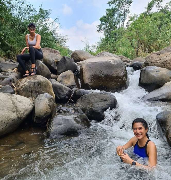 Potret Dian Sastro & Luna Maya Mandi di Sungai, Seru Banget!