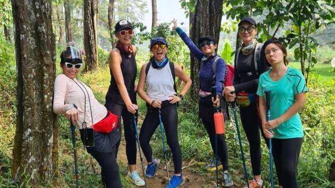 Potret Dian Sastro & Luna Maya Mandi di Sungai, Seru Banget!