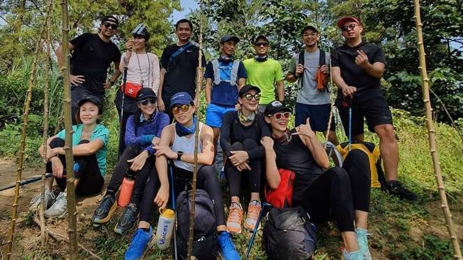 Potret Dian Sastro & Luna Maya Mandi di Sungai, Seru Banget!