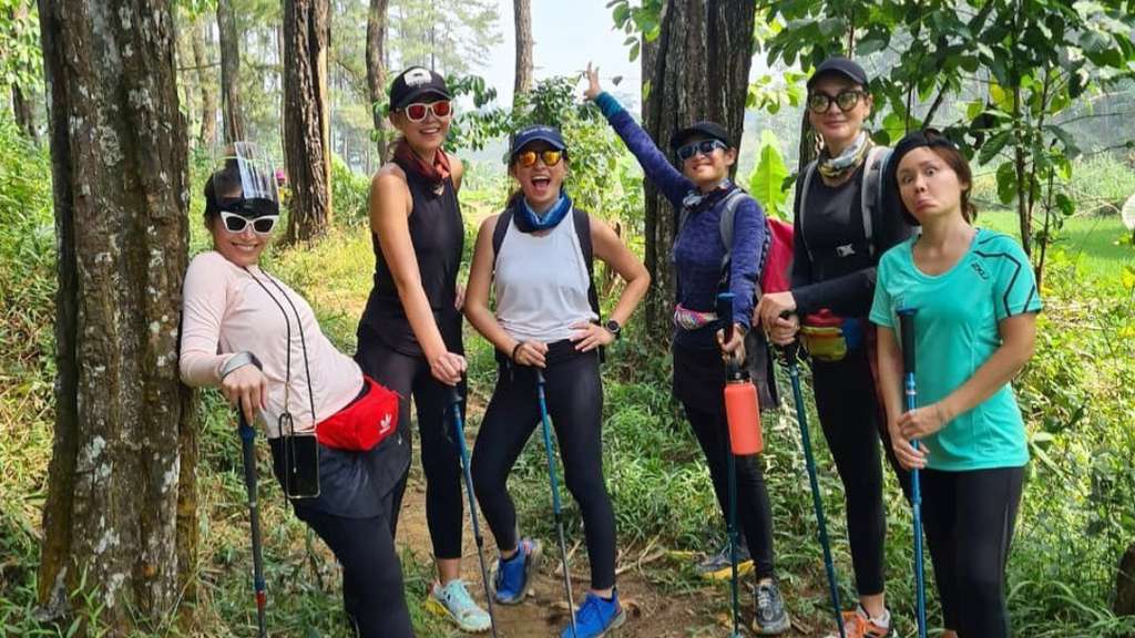 Potret Dian Sastro & Luna Maya Mandi di Sungai, Seru Banget!