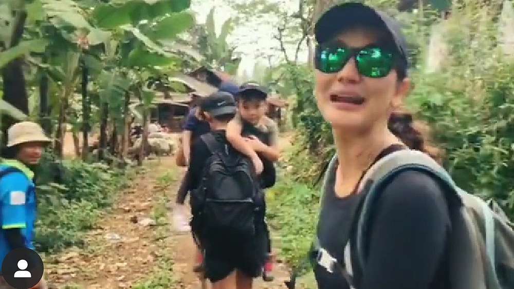 Potret Dian Sastro & Luna Maya Mandi di Sungai, Seru Banget!