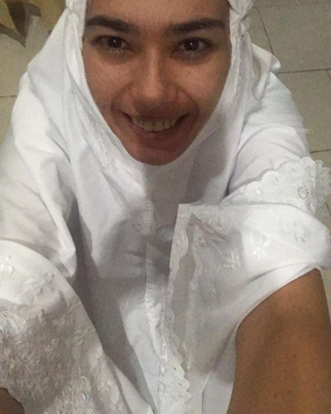 Jarang Terekspos, 6 Potret Catherine Wilson Tampil Berhijab