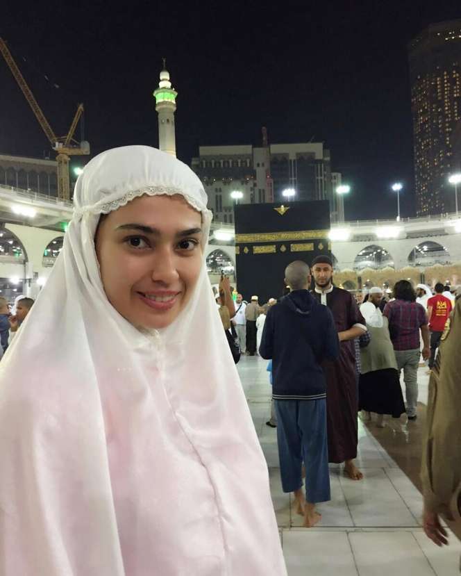 Jarang Terekspos, 6 Potret Catherine Wilson Tampil Berhijab