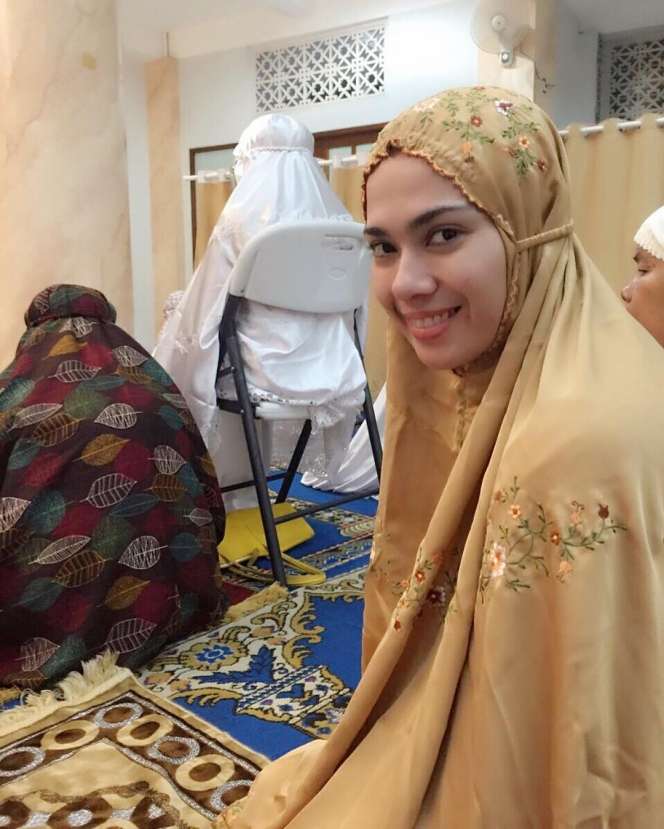 Jarang Terekspos, 6 Potret Catherine Wilson Tampil Berhijab