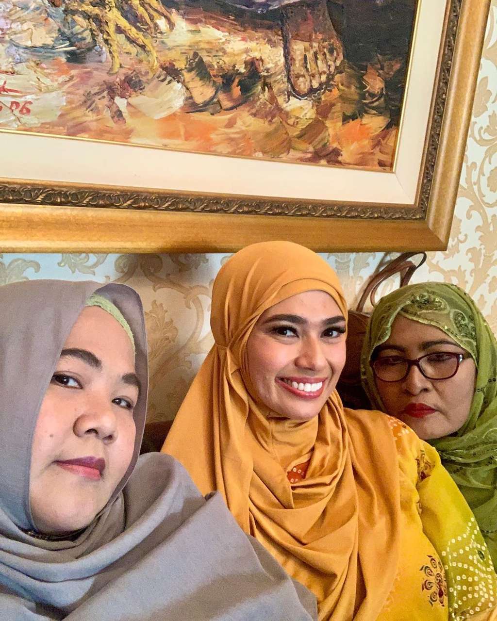 Jarang Terekspos, 6 Potret Catherine Wilson Tampil Berhijab