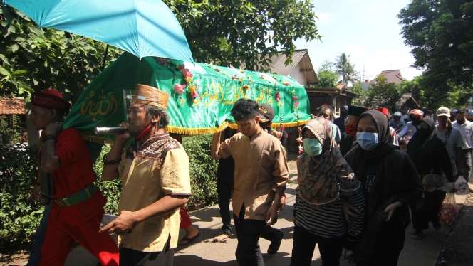 Berlinang Air Mata di Pusara Omaswati