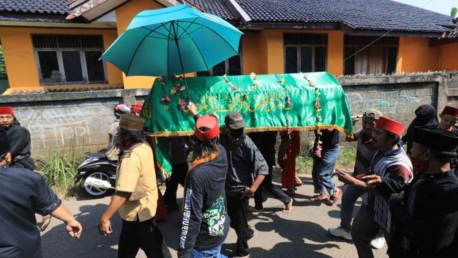 Berlinang Air Mata di Pusara Omaswati