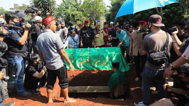 Berlinang Air Mata di Pusara Omaswati