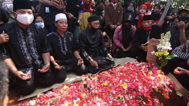 Berlinang Air Mata di Pusara Omaswati