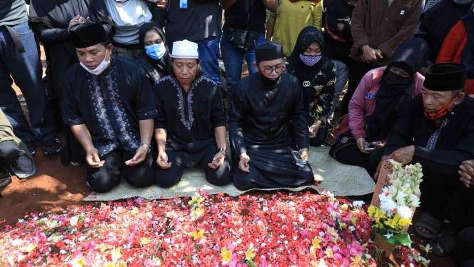 Berlinang Air Mata di Pusara Omaswati