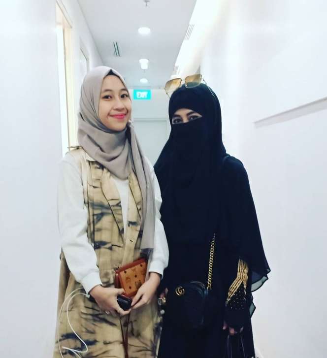 Bercadar, 5 Potret Stylish Umi Pipik Pakai Busana Serba Hitam