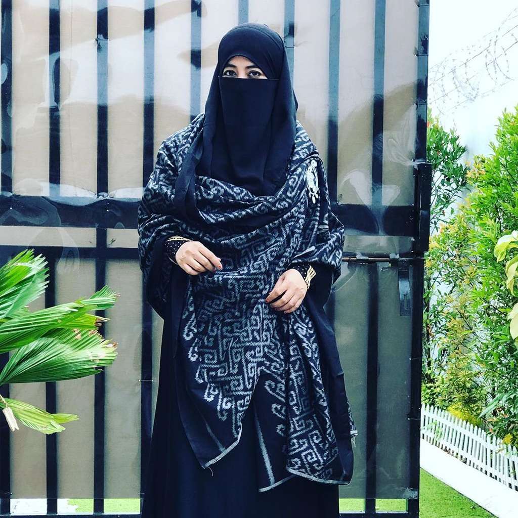 Bercadar, 5 Potret Stylish Umi Pipik Pakai Busana Serba Hitam