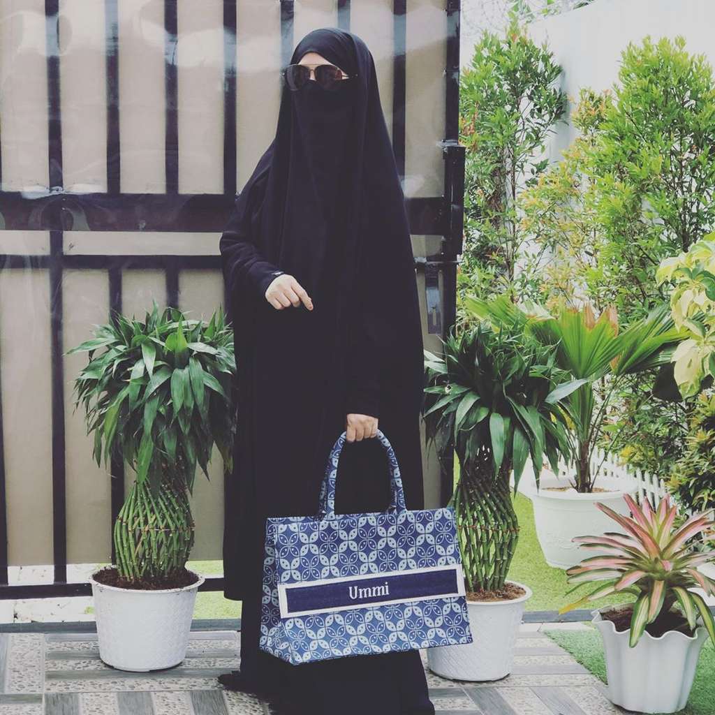 Bercadar, 5 Potret Stylish Umi Pipik Pakai Busana Serba Hitam
